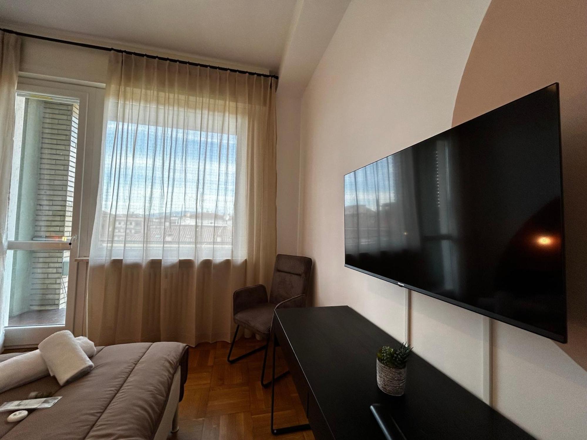 Апартаменты Big House-Private Parking-12" Walk From The Arena Верона Экстерьер фото